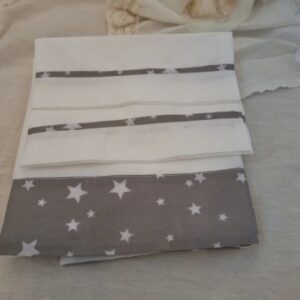 SABANA CUNA CHARRIOT - MEDIDAS 1.20mts X 60cm  ESTRELLAS GRISES