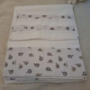 SABANA CUNA CHARRIOT - MEDIDAS 1.20mts X 60cm  ELEFANTITOS MARRONES